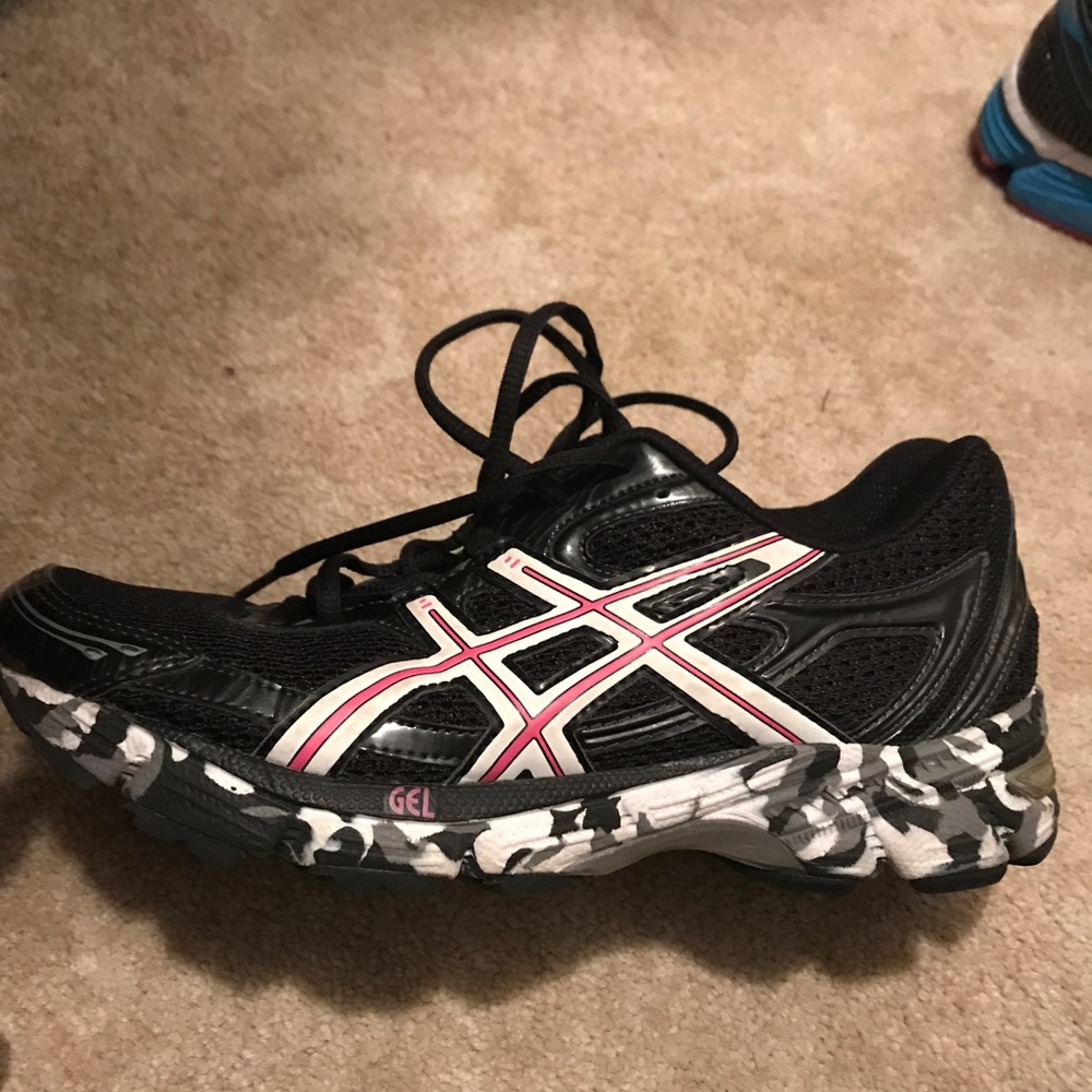 Women’s size 8 ASICS gel running shoes